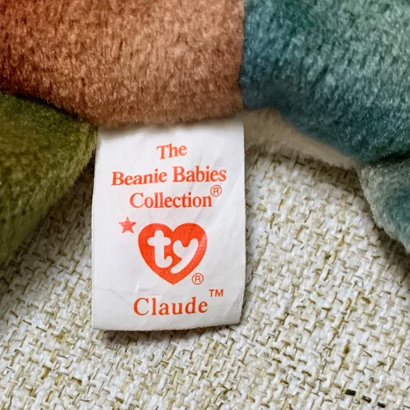 🦀Claude the crab paints by the sea
A famous artist he hopes to be
But 🦀#CLAUDE - Picture 5 of 5